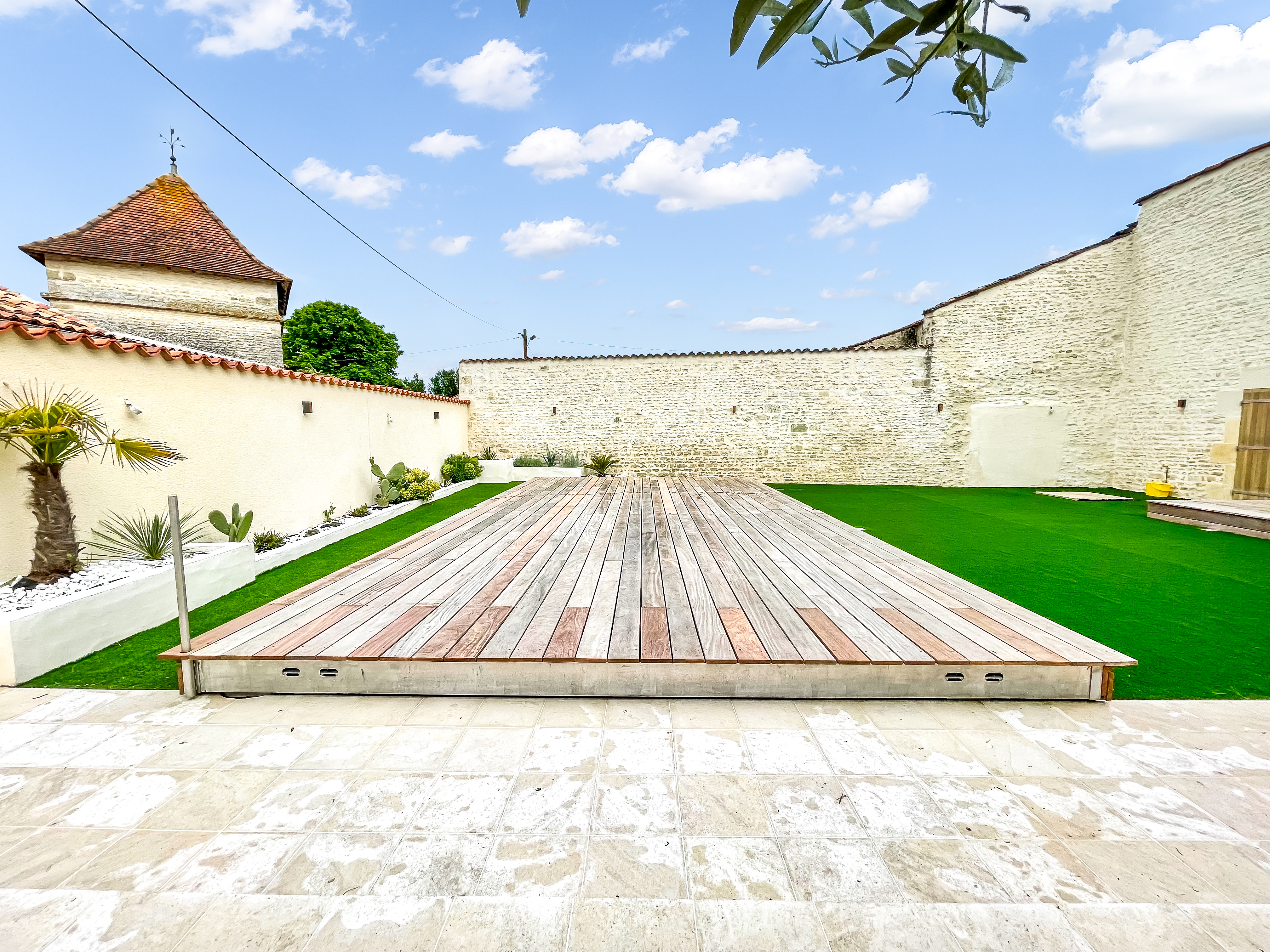 Pool with rolling cover